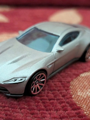 Hot Wheels Aston Martin DB10 like new, silver
