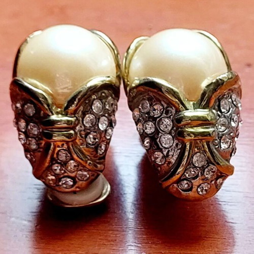 Vintage earrings like new with large pearl and rhinestones