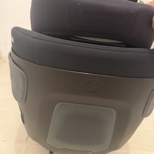 Maxi-Cosi Pearl 360 Car Seat with ISOFIX Base like new