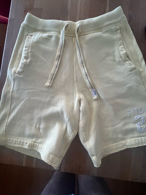 Abercrombie βερμούδα σαν καινούργιο, μέγεθος L, κίτρινη