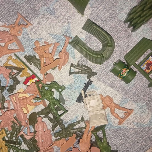 Military toy soldiers, pack of six, plastic