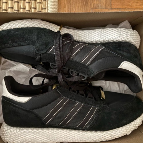 Adidas athletic shoes size 43 like new with suede parts