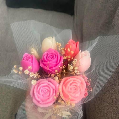 Handmade decorative candle in pink box