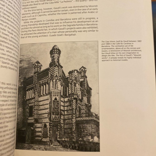 Gaudi book like new, English