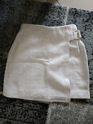 Φούστα Lc Waikiki πλεκτή με χρυσή κλωστή σαν καινούργια για κορίτσι 7-8 ετών άσπρη μπεζ