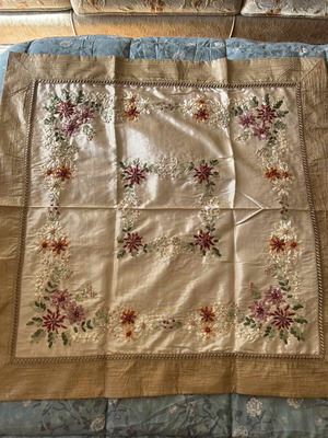 Tablecloth like new 82 cm by 82 cm