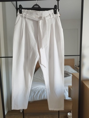 White pants with belt like new, wide high-waist fit