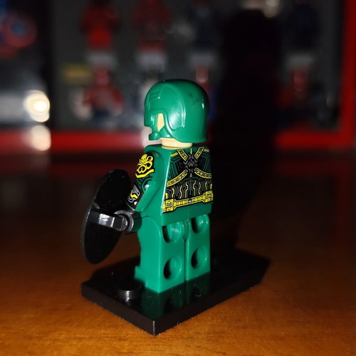 Hydra Supreme Hydra Captain America figure like new with base and shield