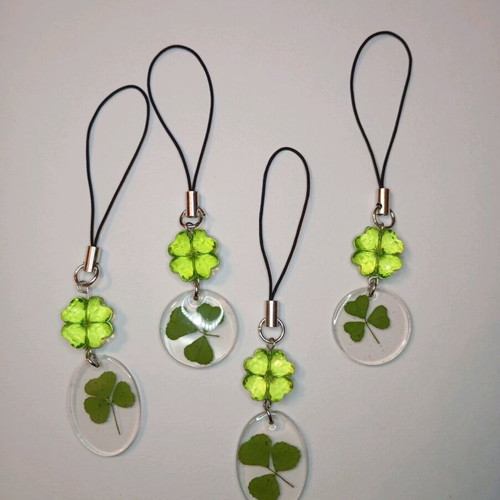 Lucky 13 keychain with resin and real clovers like new, multicolor green