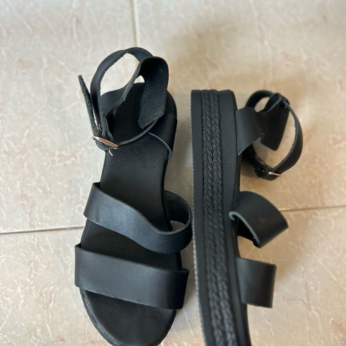 Ligglo flatform sandals size 38 like new, black