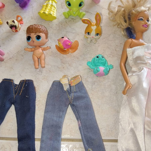 Dolls, clothes and more, pack