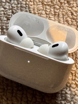 Apple AirPods Pro 2nd Generation Lightning like new