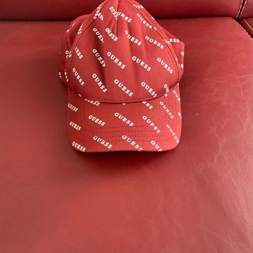 Guess hat like new, burgundy color, size S