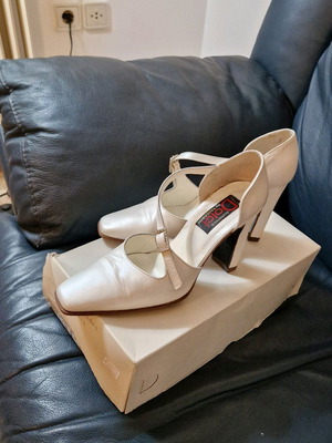 Sagiakos white pumps with square toe like new