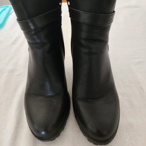Womens black synthetic leather boots like new, size 40
