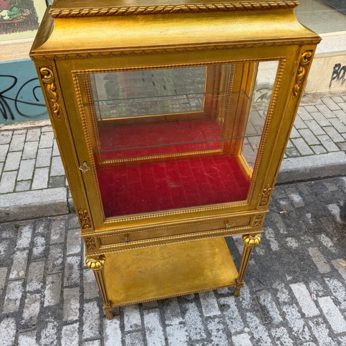 Display cabinet with gold leaf like new, with one shelf