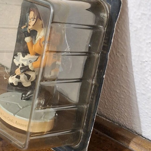 Lara Croft Tomb Raider Atlas Edition 2005 figure new