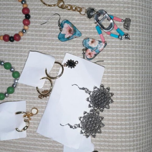 Handmade jewelry set with 67 bracelets, 25 pairs of earrings, 34 keychains new