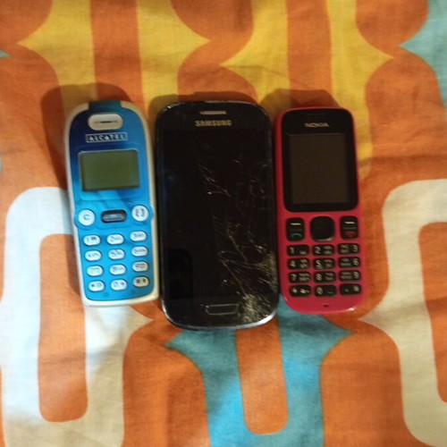 Used cell phones, pack of 3, unknown functionality without battery
