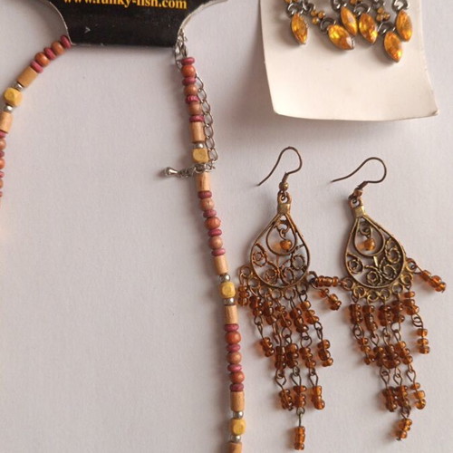 Jewelry set new with 2 pairs of earrings and brown necklace with silver tones