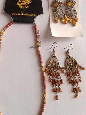 Jewelry set new with 2 pairs of earrings and brown necklace with silver tones