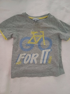 Short-sleeve t-shirt 2 years used