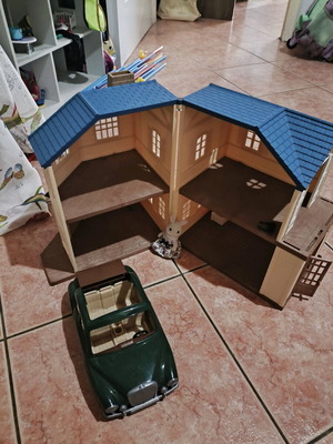 Sylvanians къща с кола и фигурка, в много добро състояние