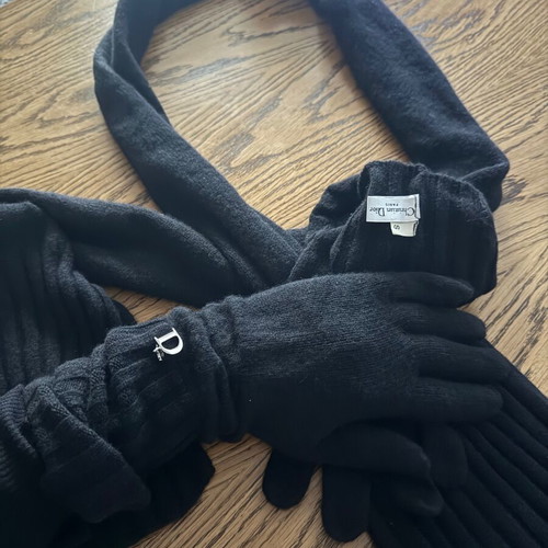 Dior cashmere scarf and gloves like new, black with free hat