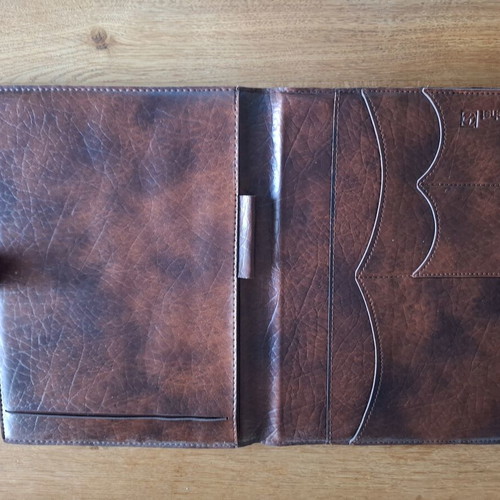 Plastic folder with inner organization pockets and pen holder