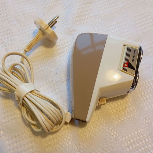 Philips Philishave SC 7960 electric razor used with original case