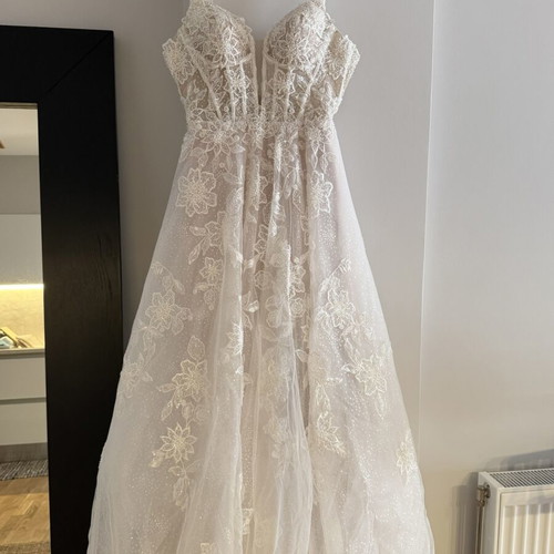 Wedding dress and veil new, A-line, lace, deep V neckline, size M