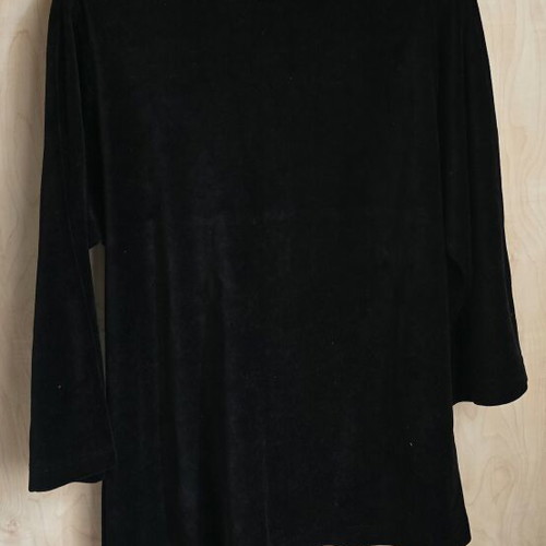 Black velvet top with V-neck and rhinestone decoration, 3/4 sleeves
