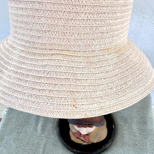 Summer hat made of paper yarn, like new, size S, salmon color