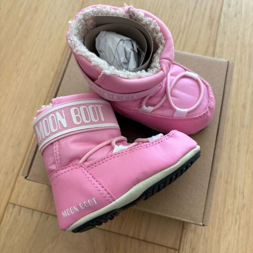 Moon Boot baby pink snow boots new No 17-18