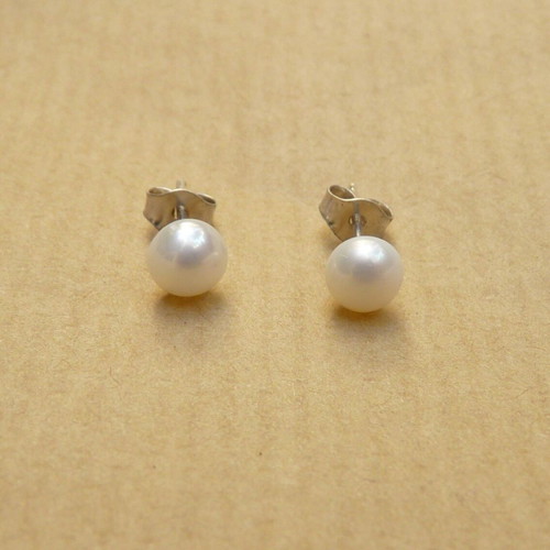 Silver 925 stud earrings with 5.5mm pearls new