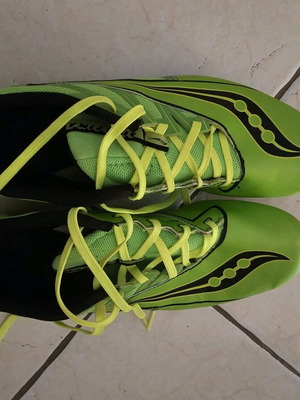Track shoes with spikes like new