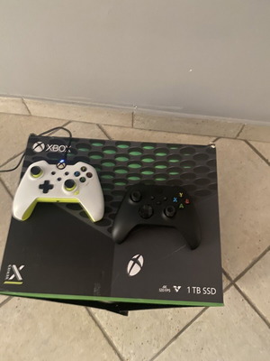 Xbox Series X 1TB σαν καινούργιο με 2 χειριστήρια και 4 παιχνίδια