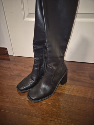 Tall black boots below the knee size 38