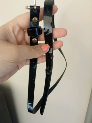 Μαύρη ζώνη γυαλιστερή λεπτή μεταχειρισμένη, μήκος περίπου 97 εκ.