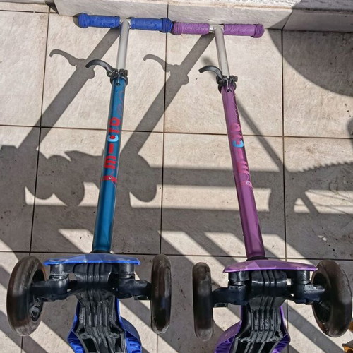 Micro Maxi kids scooters used, pack of 2, light-up wheels