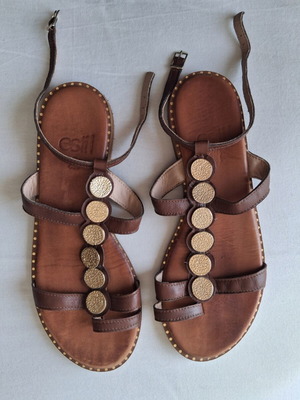 Estil leather sandals size 40 like new with gold Phaistos discs