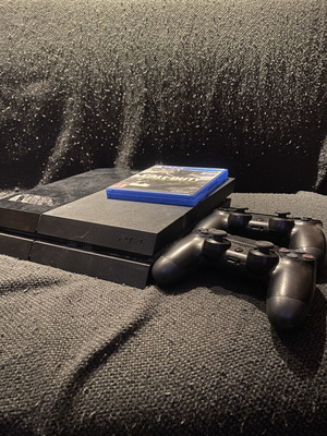 PlayStation 4 used, like new with 2 controllers and 7 games