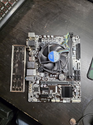 Μητρική Gigabyte GA-H110m S2HP με επεξεργαστή Intel i5-6402p μεταχειρισμένη, θέμα στις θύρες USB 3.0