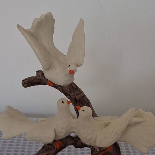 Castello decoration with three white doves on wooden base used