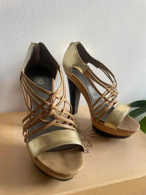 JLo sandals used, size 35.5, gold leather platform