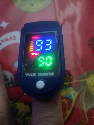 Παλμικό οξύμετρο σε σκούρο μπλε και λευκό χρώμα