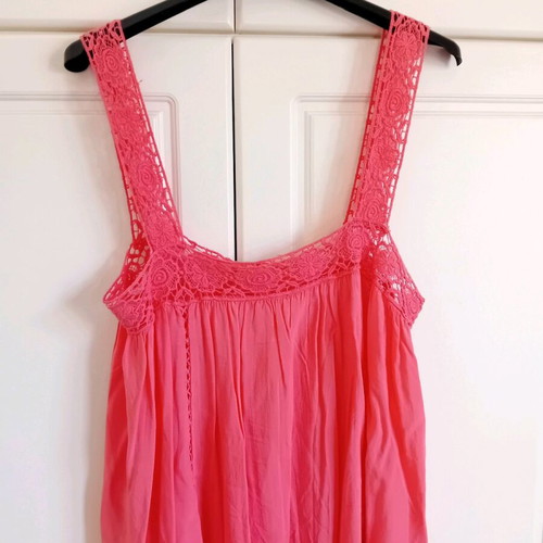 Cool t-shirt, 100% cotton, in coral color.