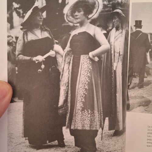 Tres Tendance coffee table book like new, fashion of the 1900s