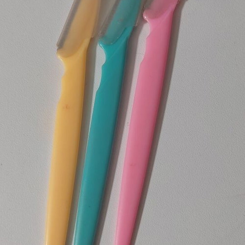 Facial razors set of 3 with 7 hair clips gift
