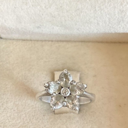 Silver 925 ring used with white flower-shaped stones